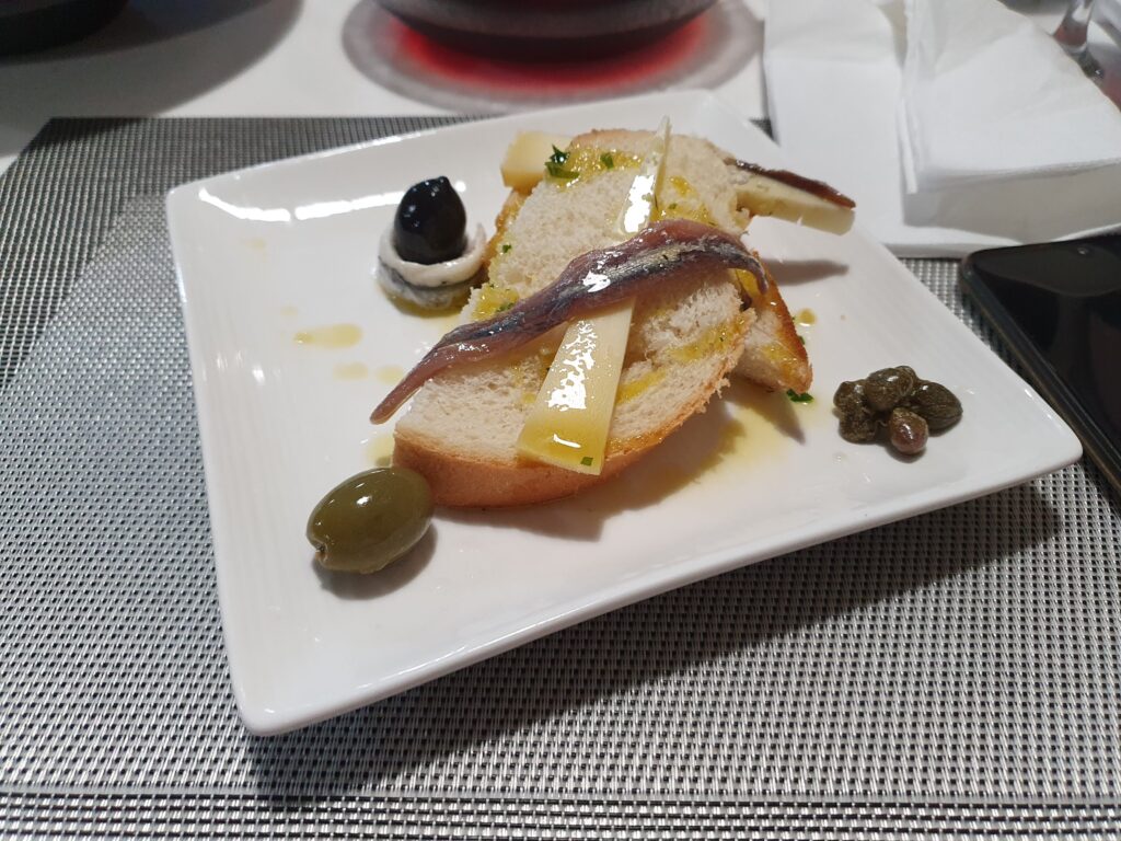 Przystawka w Bistro Beppo Cafe: grzanki z anchois, serem, kaparami i oliwkami.