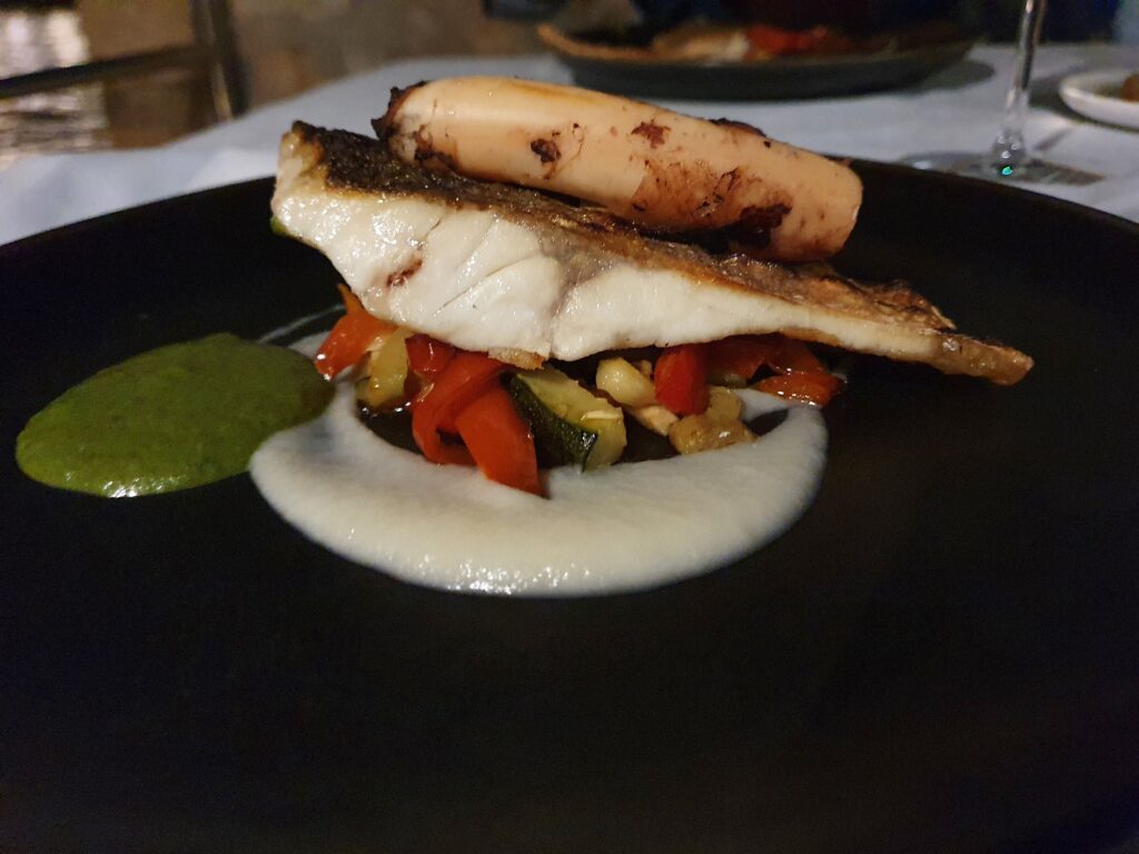 Filet z białej ryby z grillowanym kalmarem w restauracji Foša Chorwacja