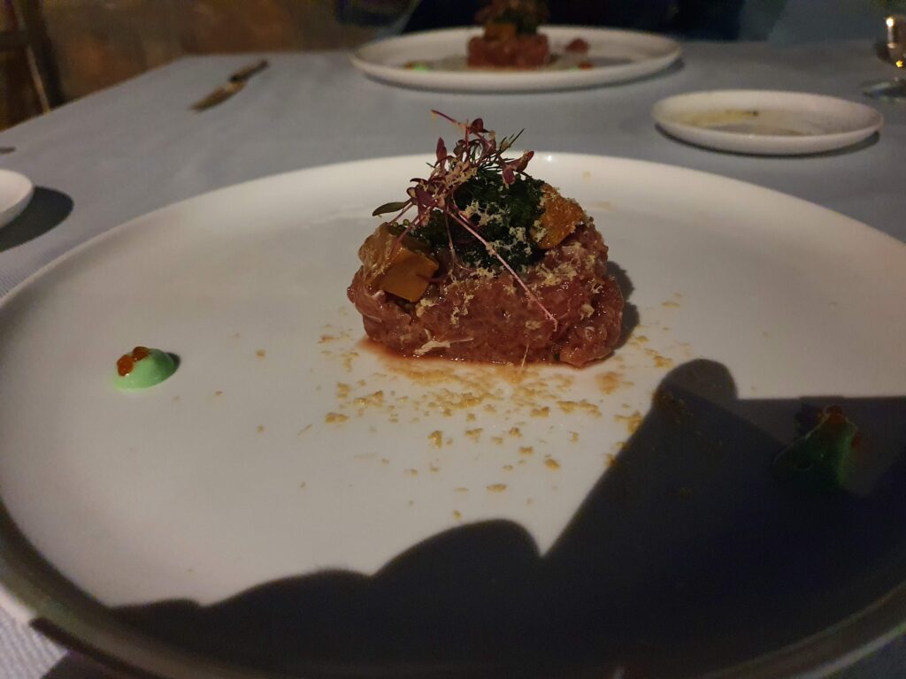 Tatar z tuńczyka z kawiorem i wasabi w restauracji Foša w Zadarze