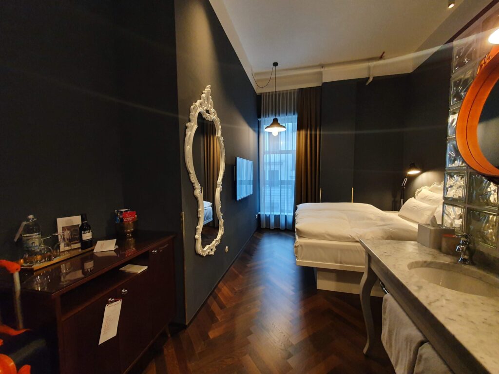 Jasny i przestronny pokój w Hotel Grand Ferdinand Wien z widokiem na okno i łóżkiem king-size
