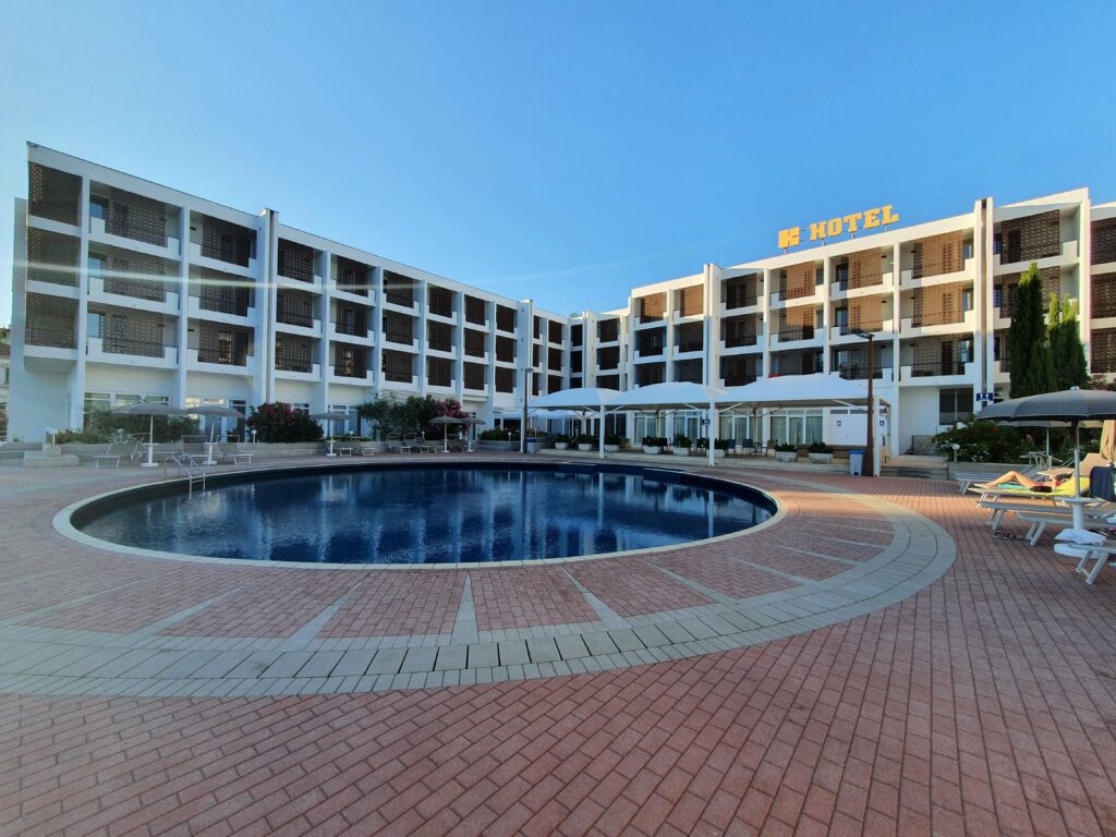 Basen zewnętrzny w Hotelu Kolovare w Zadarze w ciągu dnia