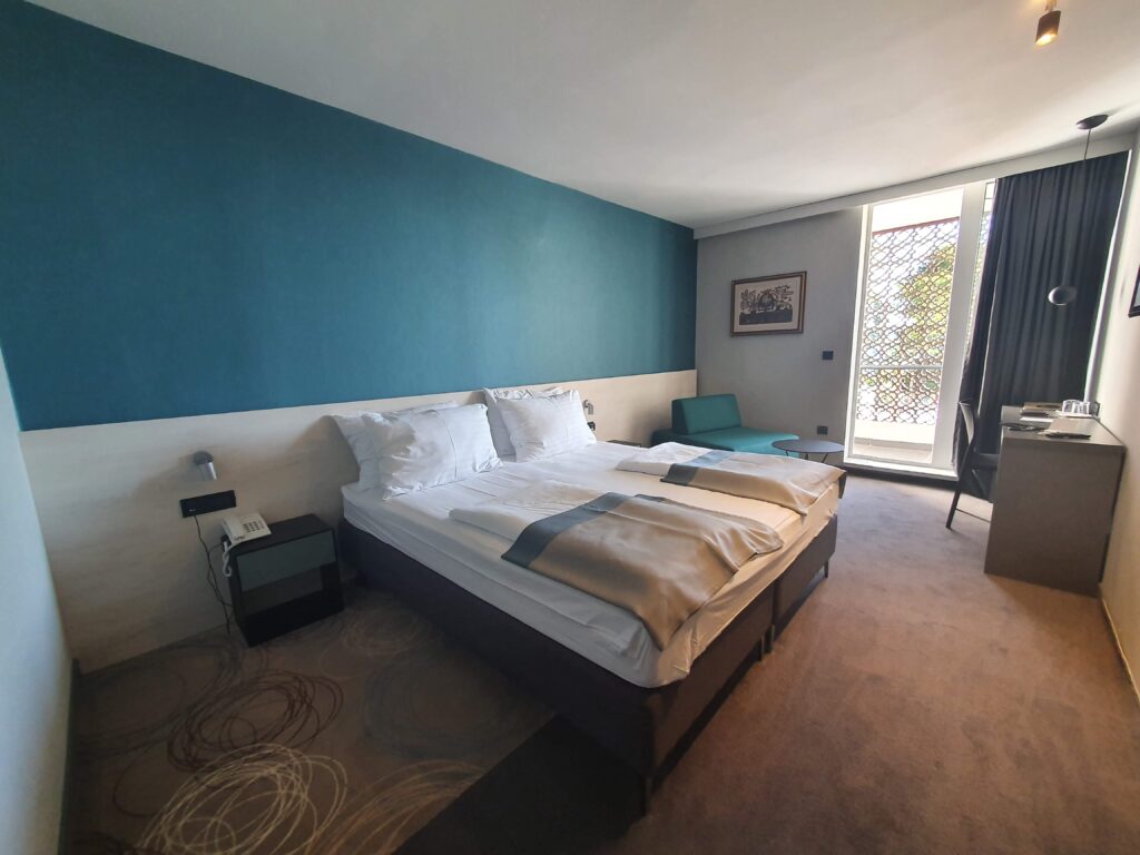 Nowoczesny pokój dwuosobowy w turkusowych barwach w Hotelu Kolovare Zadar