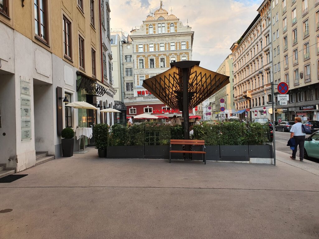 Ogródek restauracji Plachuttas Gasthaus zur Oper na rogu ulicy w Wiedniu