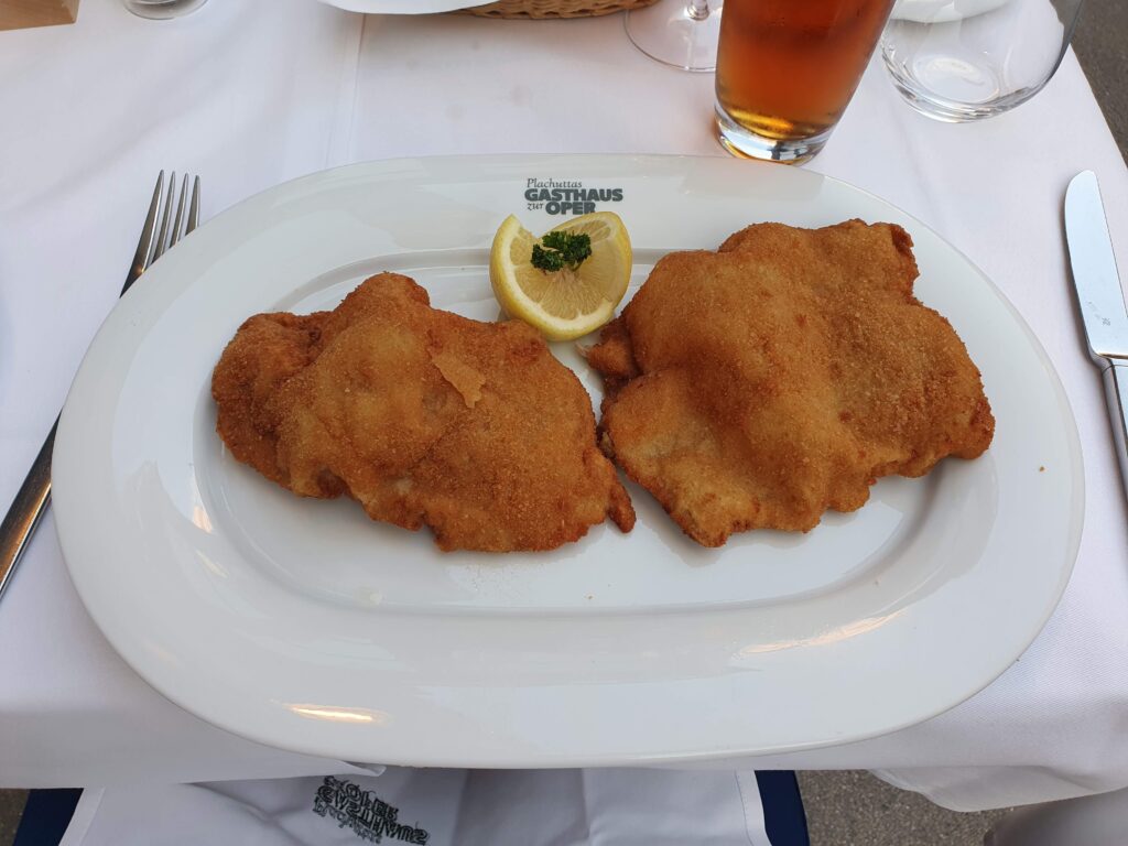 Klasyczny sznycel wiedeński na białym talerzu z cytryną w restauracji Plachutta