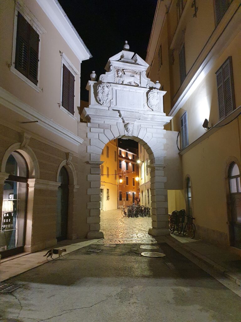 Kamienny Łuk Balbiego w Rovinj oświetlony nocą