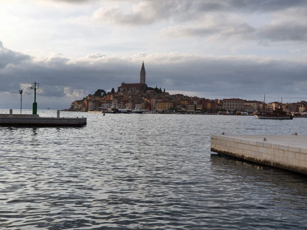Widok z portu na historyczną starówkę Rovinj z górującą wieżą kościoła