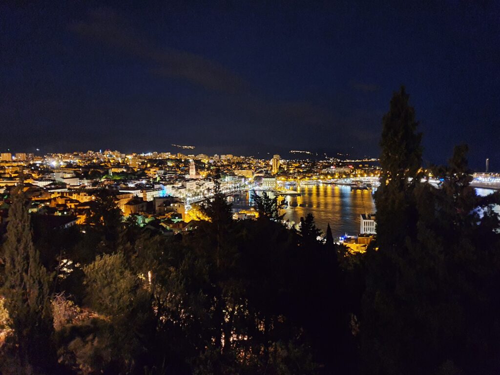 Panorama Splitu nocą z widocznym podświetlonym basenem portowym