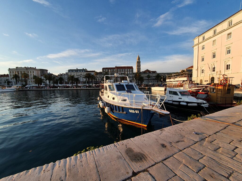 Spacerowa część promenady Riva w Splicie przy cumujących łodziach
