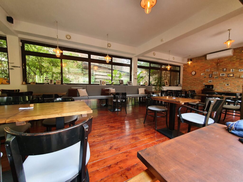 Drewniane wnętrze restauracji Šug w Splicie z ceglaną ścianą