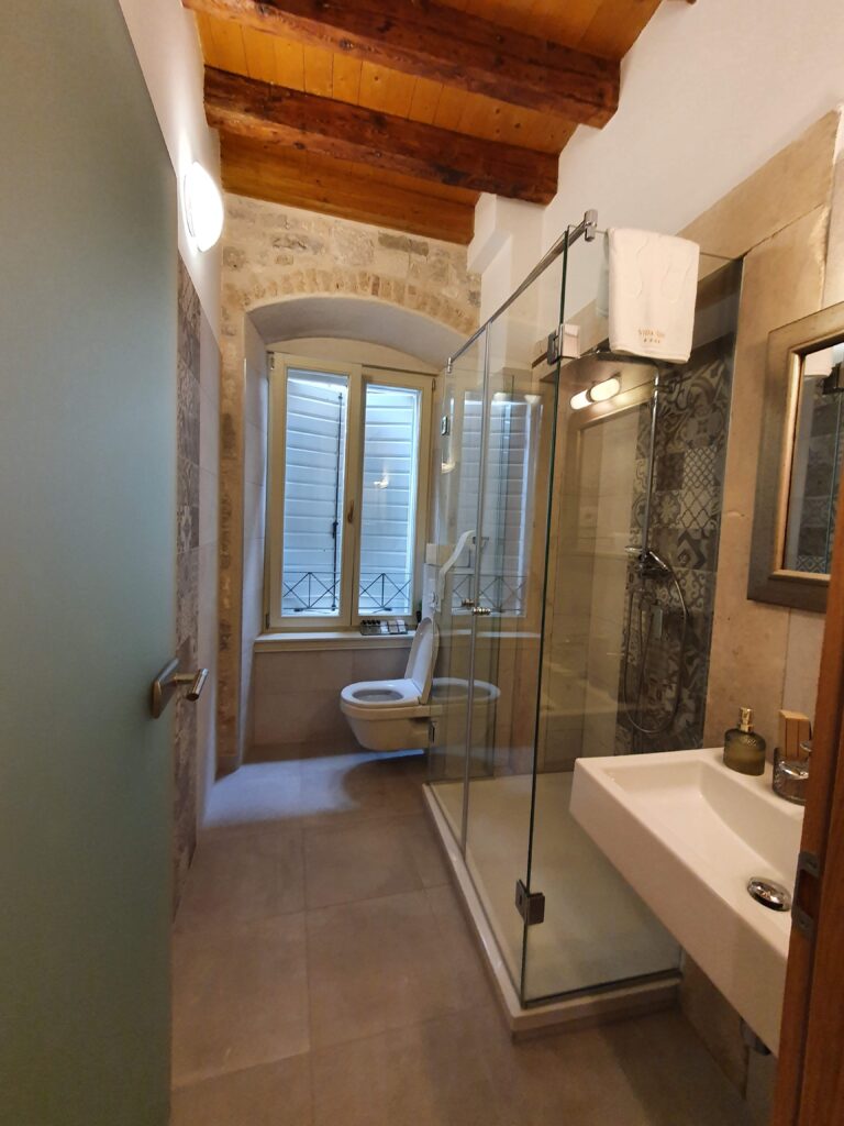 Nowoczesna łazienka z prysznicem w hotelu Villa Split Heritage