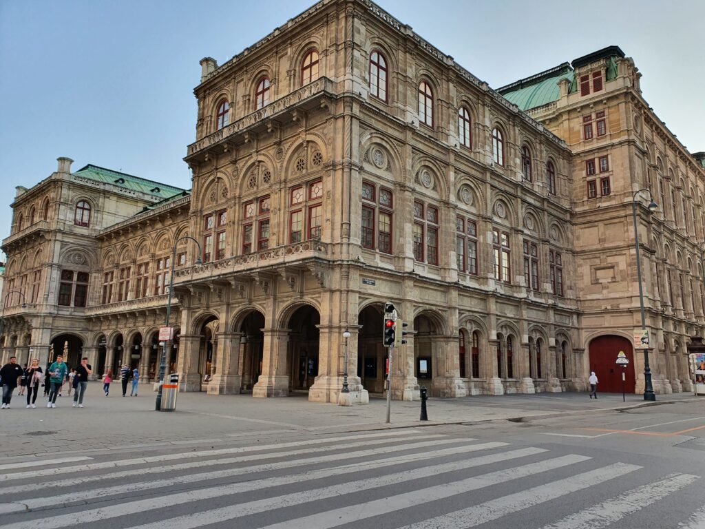 Monumentalny neorenesansowy gmach Opery Wiedeńskiej widziany z boku
