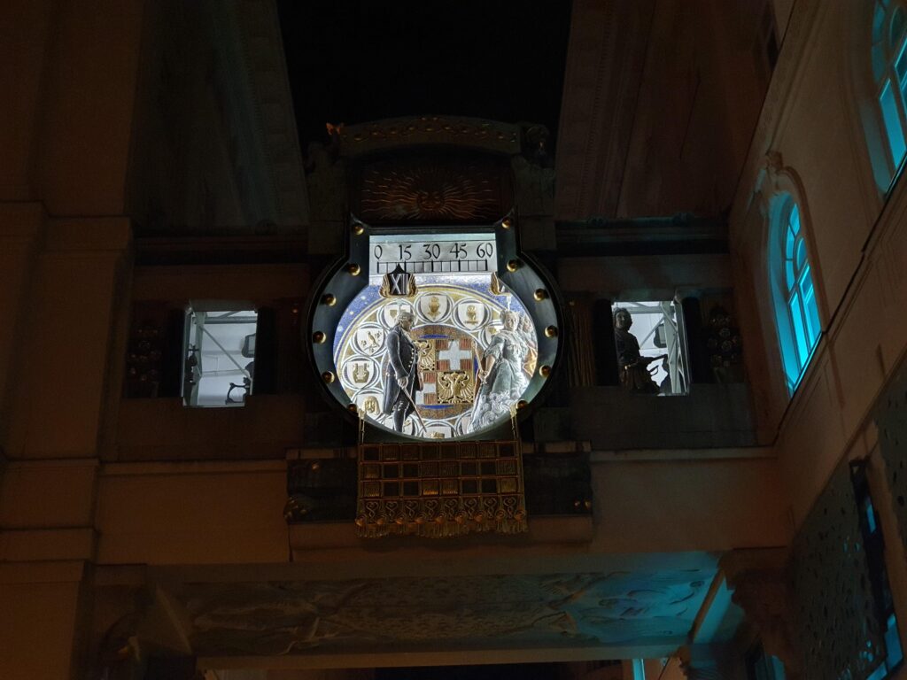 Zabytkowy zegar figuralny Ankeruhr w Wiedniu nocą
