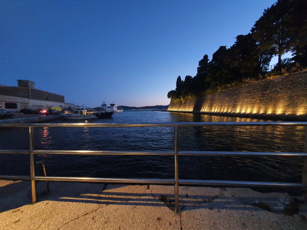 Spokojny port Foša w Zadarze o zmierzchu podczas niebieskiej godziny