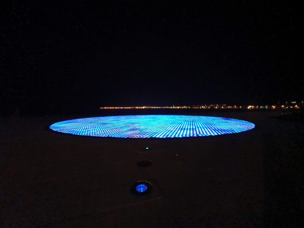 Instalacja Pochwała Słońca w Zadarze świecąca nocą na niebiesko