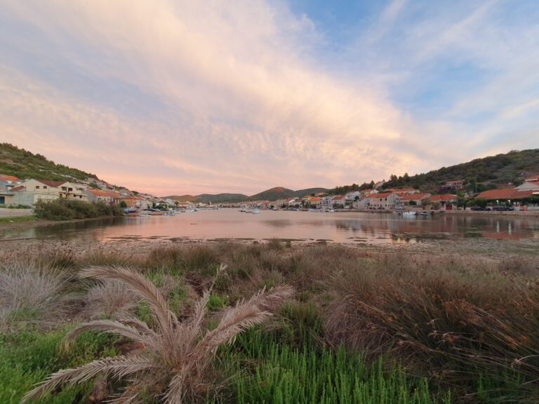 Panoramiczny widok na miasteczko Vela Luka na wyspie Korčula o zachodzie słońca.