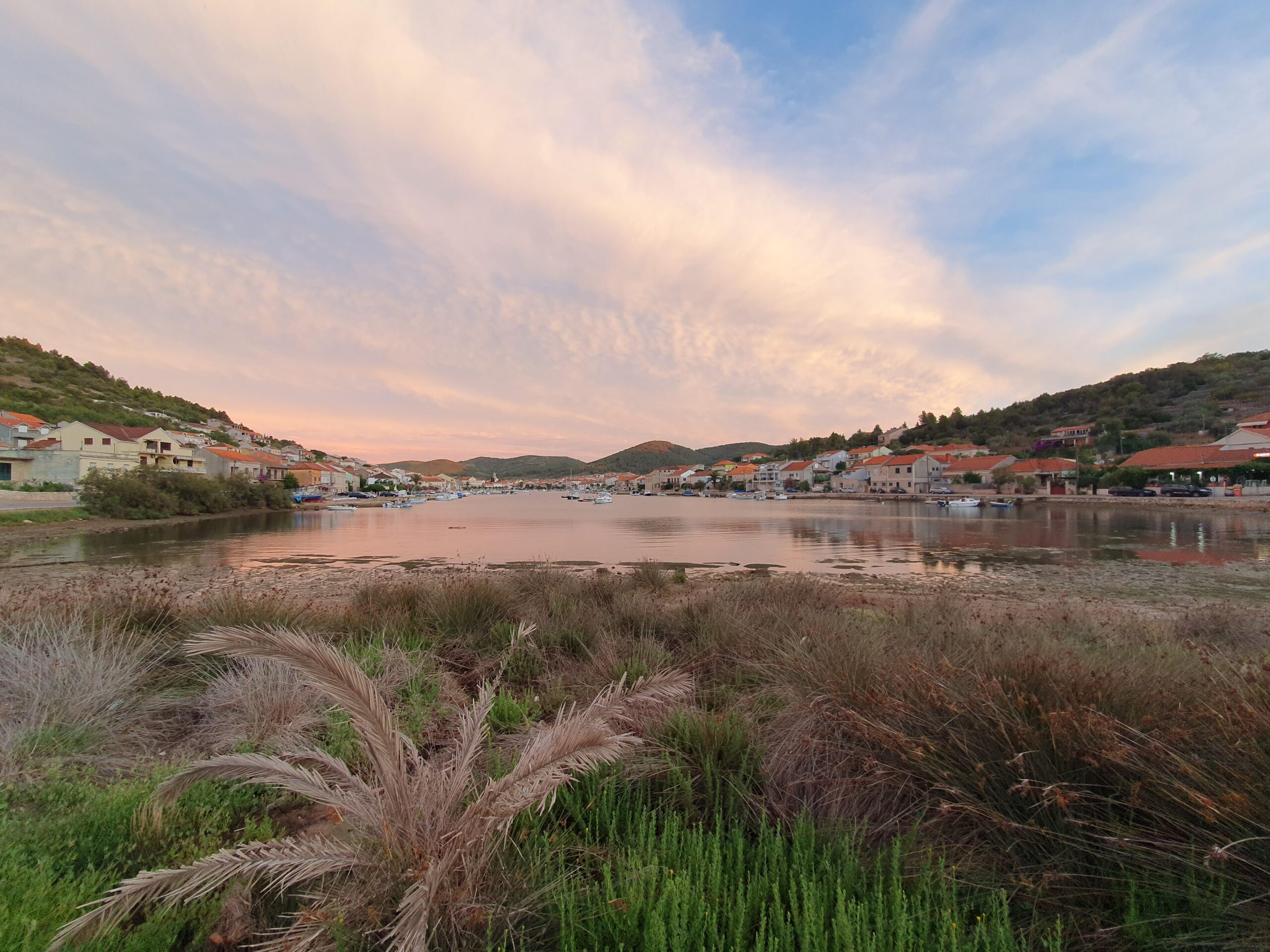 Panoramiczny widok na miasteczko Vela Luka na wyspie Korčula o zachodzie słońca.