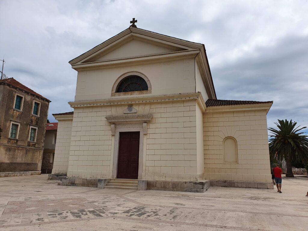 Klasyczna jasna fasada kościoła św. Józefa w centrum Vela Luka.