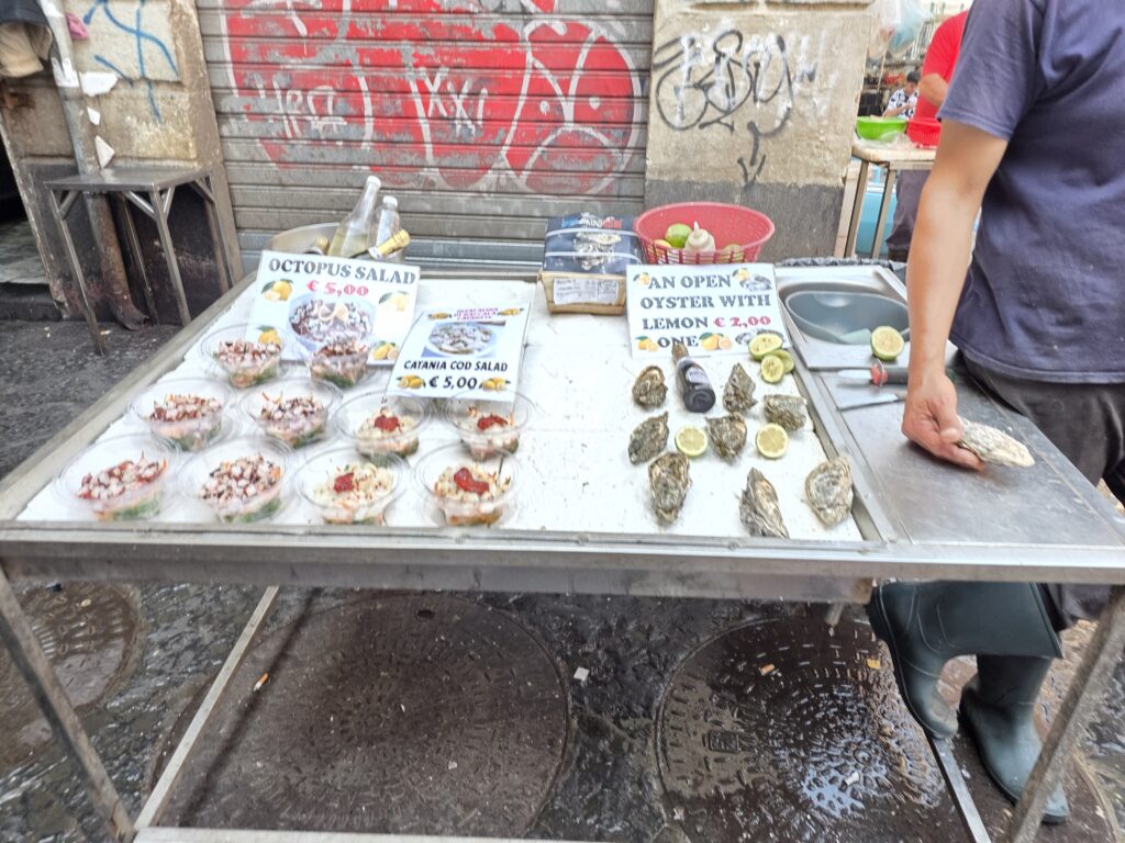 Gotowe sałatki z ośmiornicy i dorsza sprzedawane na targu w Katanii za 5 euro