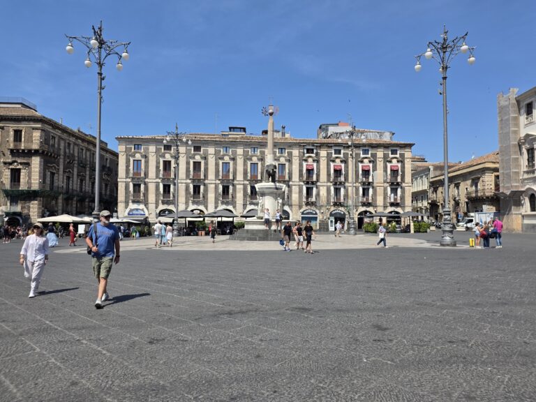 Piazza del Duomo w Katanii z Fontanną Słonia w słoneczny dzień