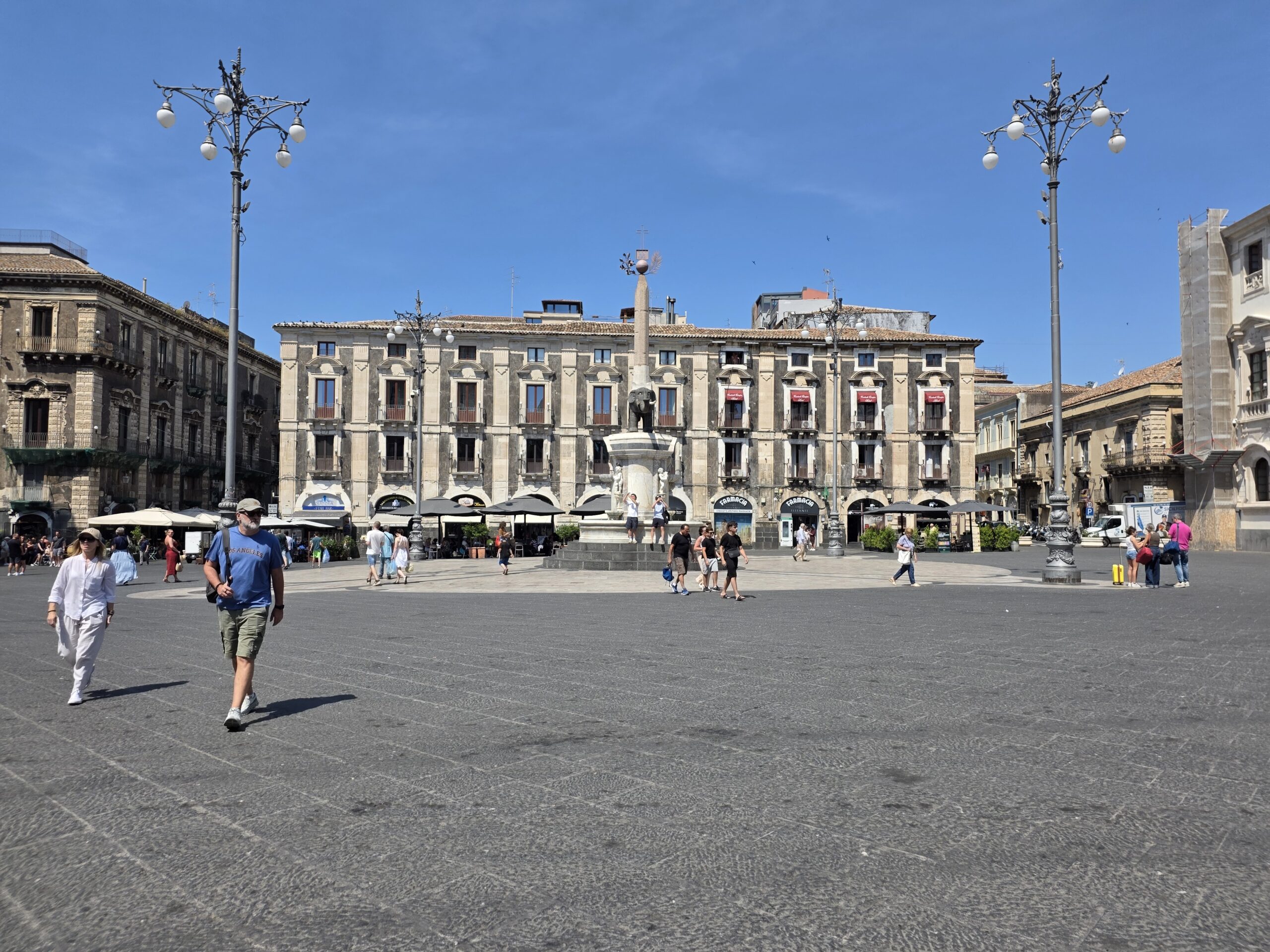 Piazza del Duomo w Katanii z Fontanną Słonia w słoneczny dzień