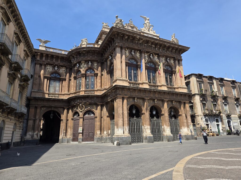 Majestatyczny budynek Teatro Massimo Bellini w Katanii w słońcu