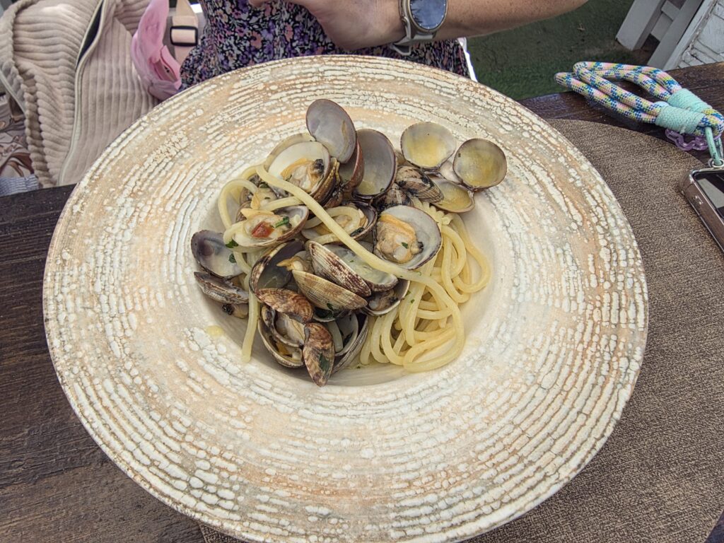 Talerz spaghetti alle vongole z dużą ilością świeżych małży