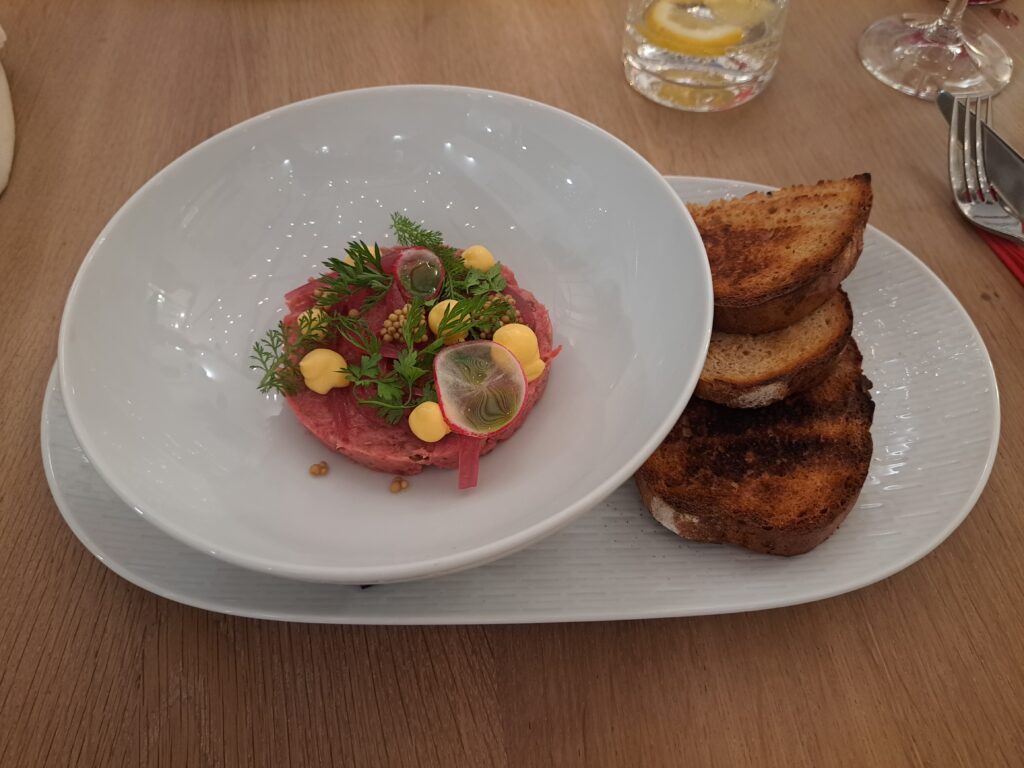 tatar wołowy w restauracji Vinařství Radosti.