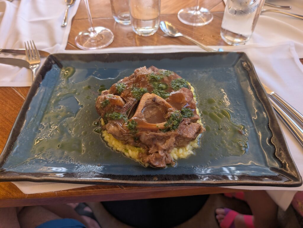 Solidna porcja długo pieczonego mięsa z sosem podana w hotelowej restauracji a la carte