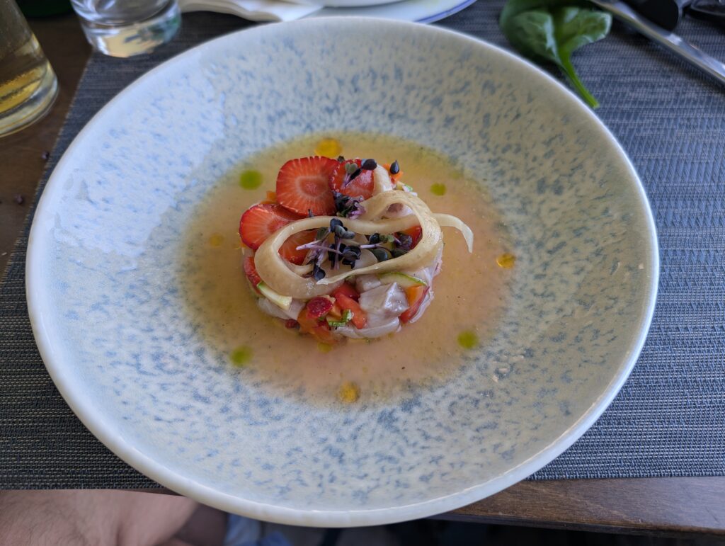Ceviche ze świeżej ryby z dodatkiem pokrojonych truskawek, rzodkwi i mikro ziół w cytrusowym sosie