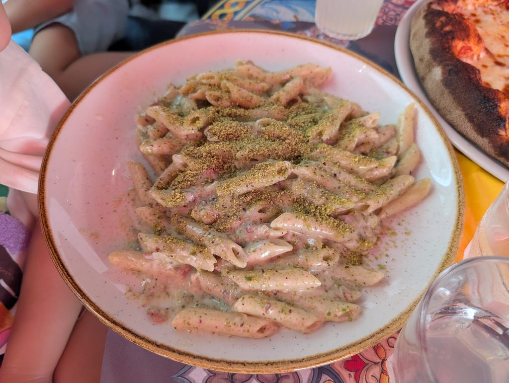 Penne w kremowym sosie posypane mielonymi pistacjami